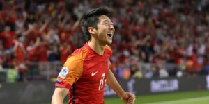 Son Heung-min ăn mừng bàn thắng trên sân bóng