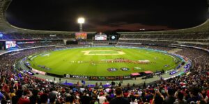 Trận đấu cricket T20 sôi động trên sân vận động đông đúc