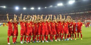 Đội tuyển nam Việt Nam ăn mừng trên sân cỏ